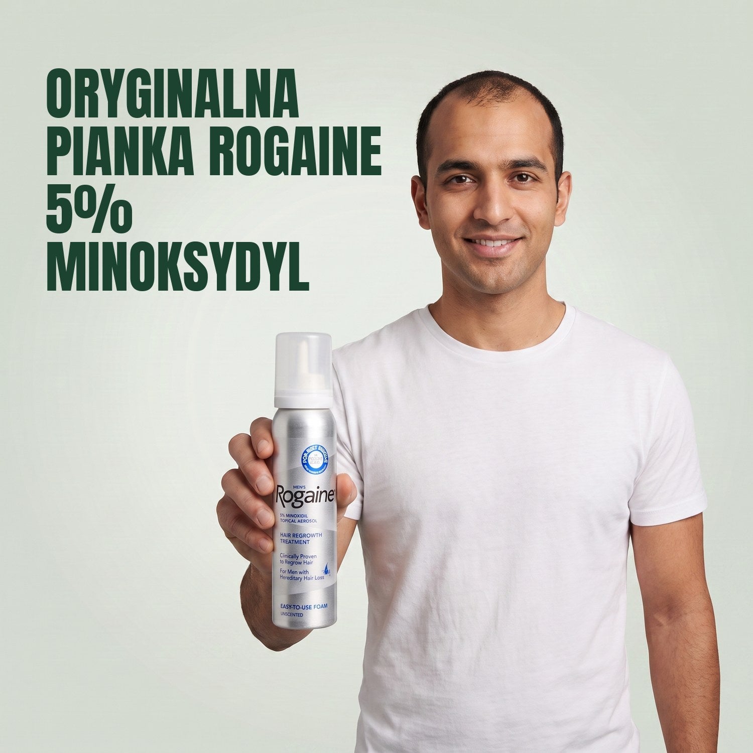 Mężczyzna trzyma pudełko pianki Rogaine 5% minoksydyl z puszką pianki na zielonym tle