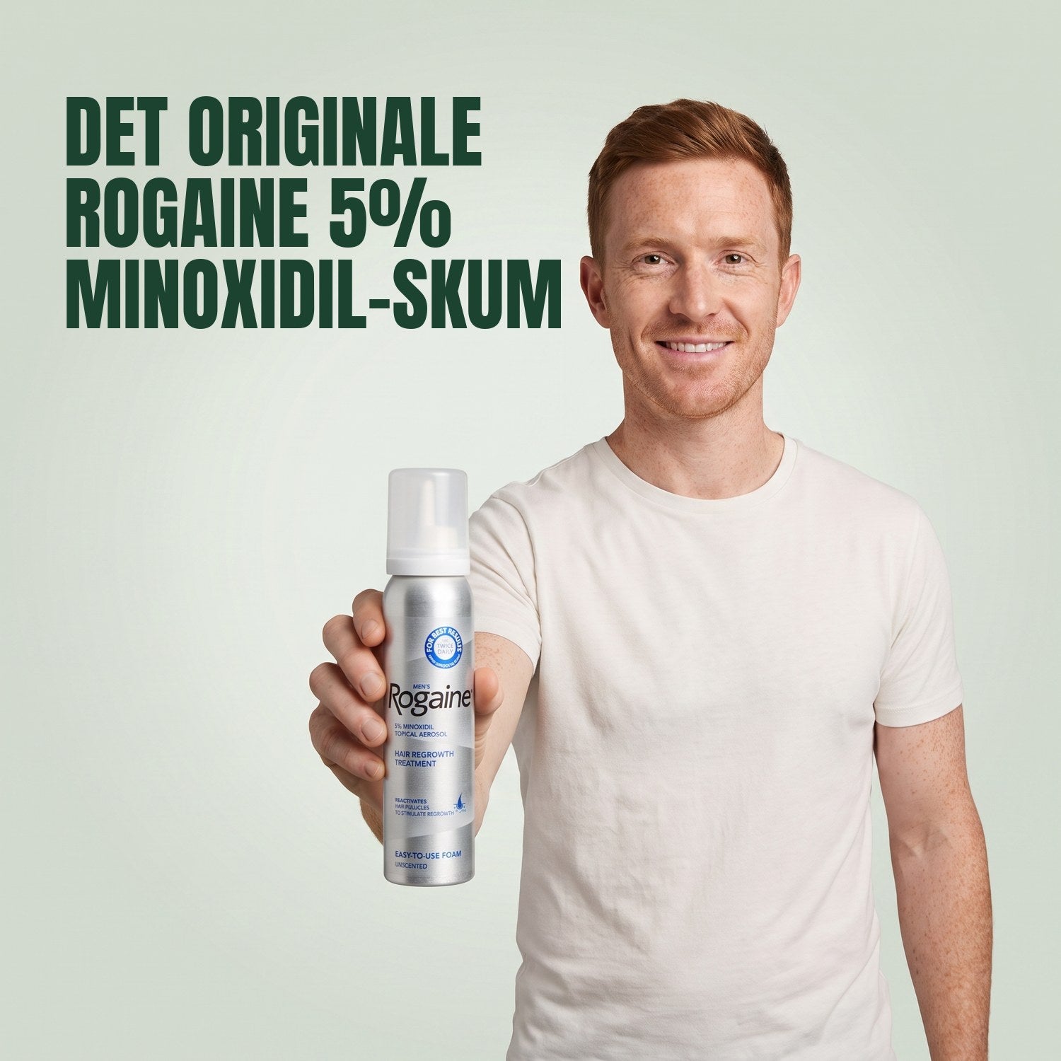 Mand holder en Rogaine 5% minoxidil skumdåse mod en grøn baggrund