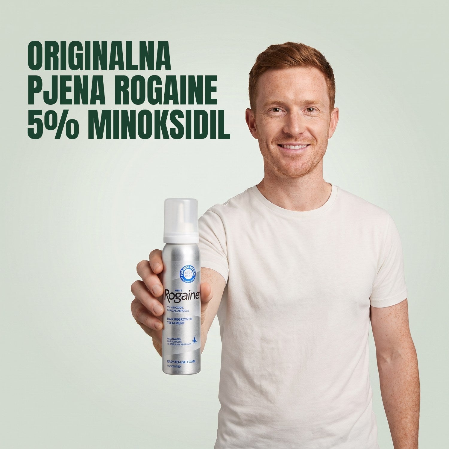 Muškarac drži limenku Rogaine 5% minoksidil pjene na zelenoj pozadini