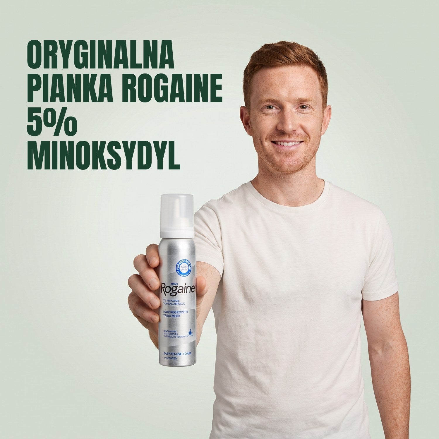 Mężczyzna trzyma puszkę pianki Rogaine 5% minoxidil na tle zielonego tła