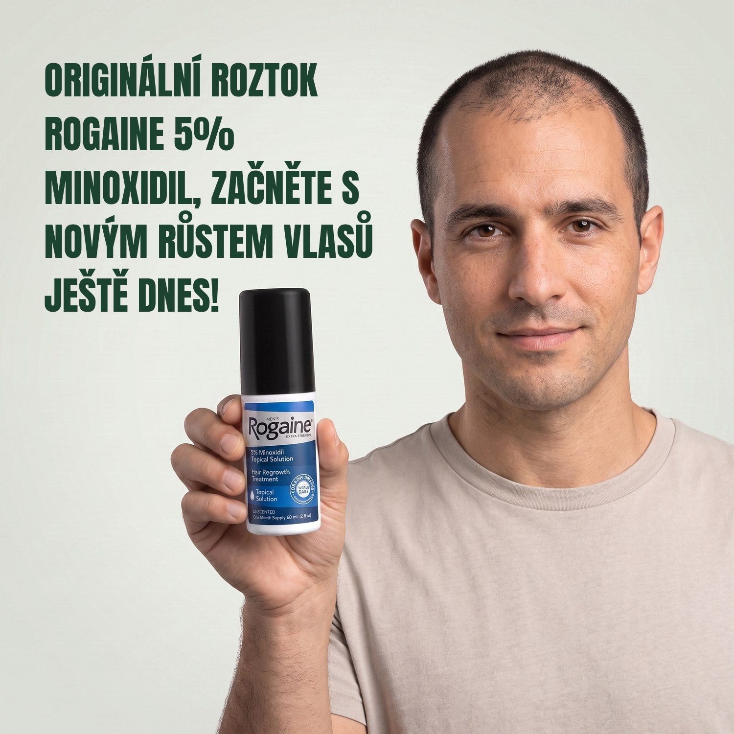 Muž drží krabičku roztoku Rogaine 5% minoxidil na zeleném pozadí