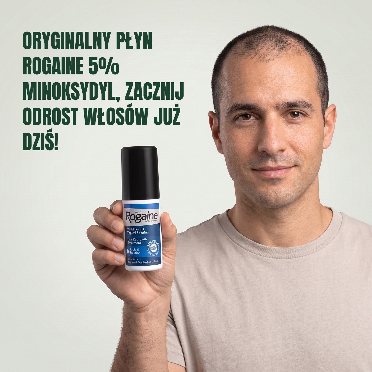 Mężczyzna trzyma opakowanie płynu do stosowania miejscowego Rogaine 5% minoksydyl na zielonym tle