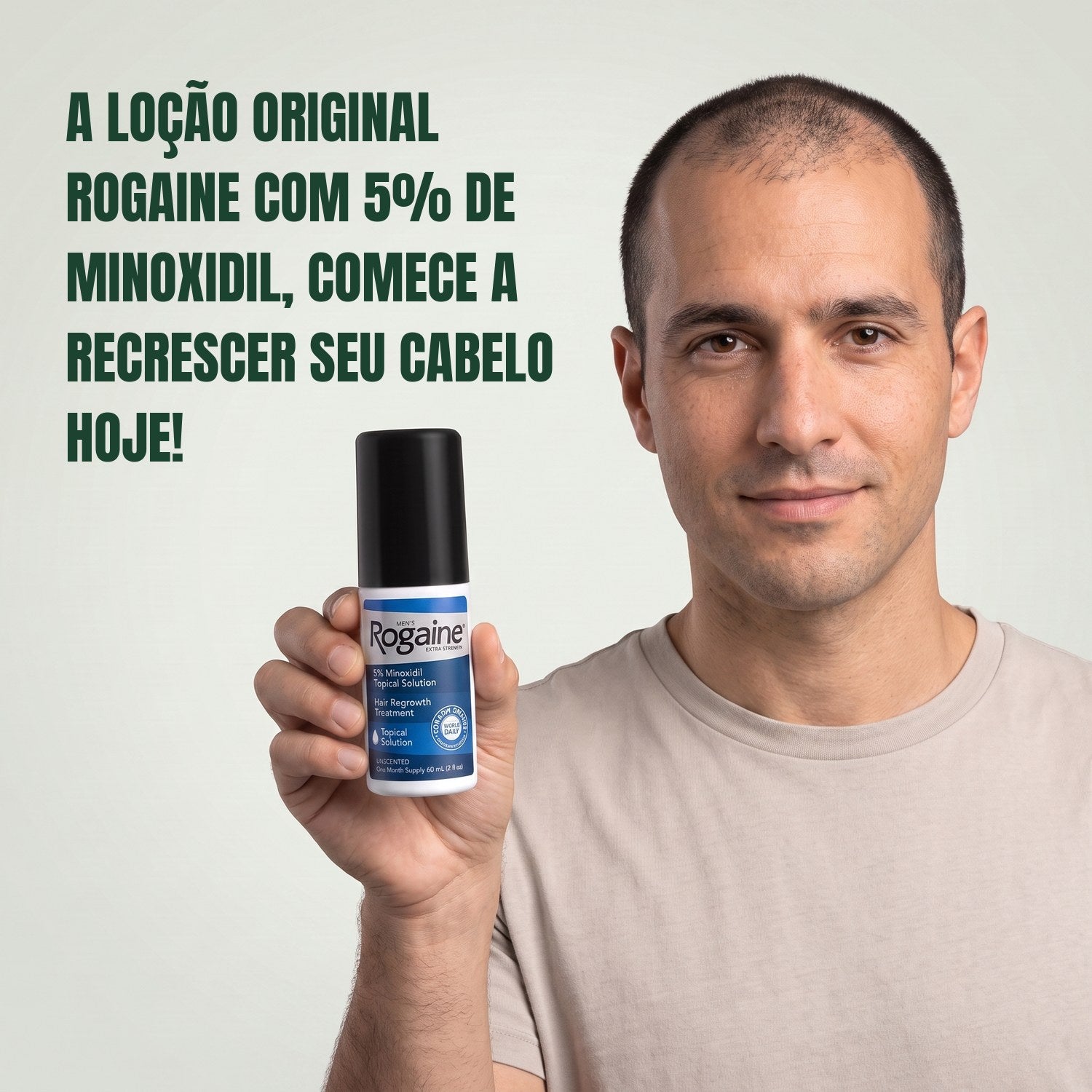 Homem segurando a embalagem da loção tópica Rogaine 5% minoxidil em fundo verde