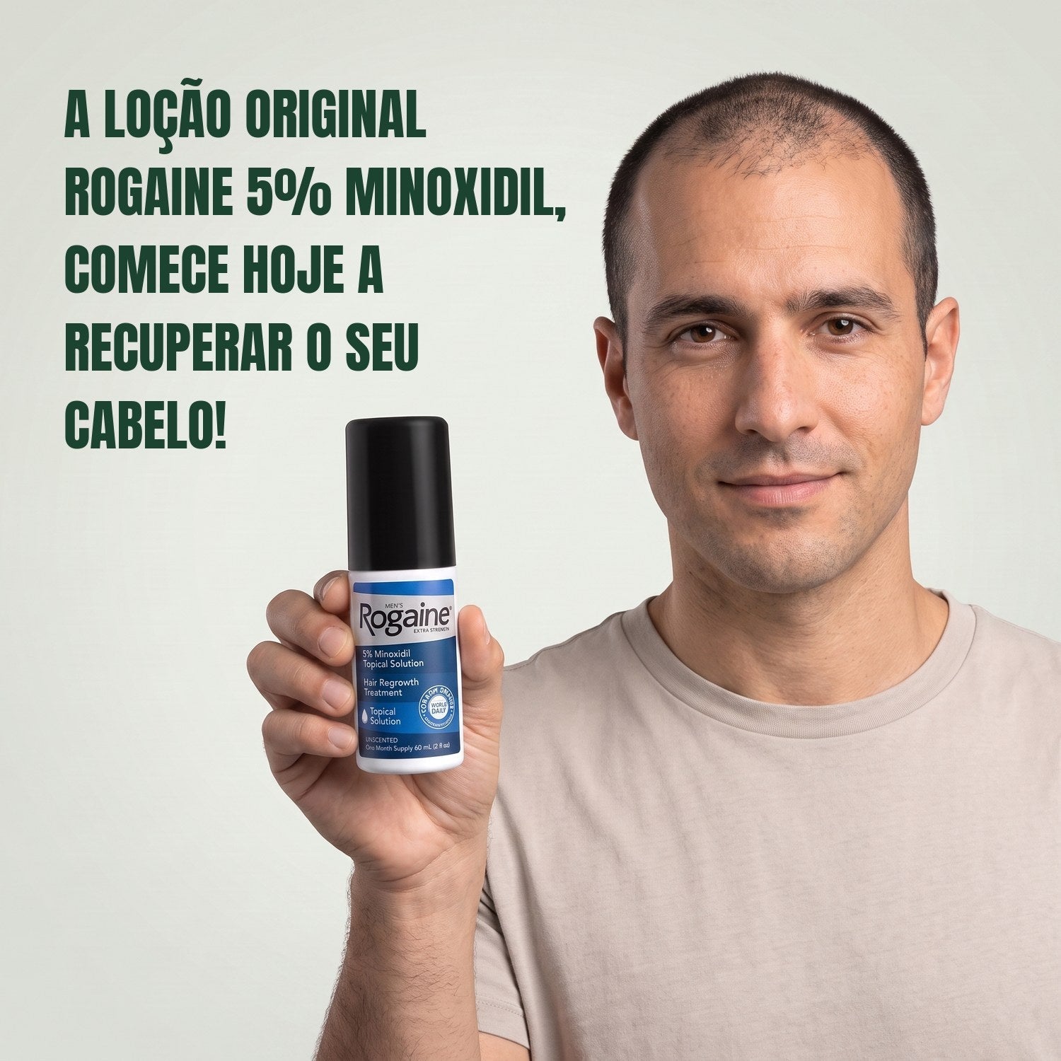 Homem segurando a embalagem da loção tópica Rogaine 5% minoxidil em fundo verde