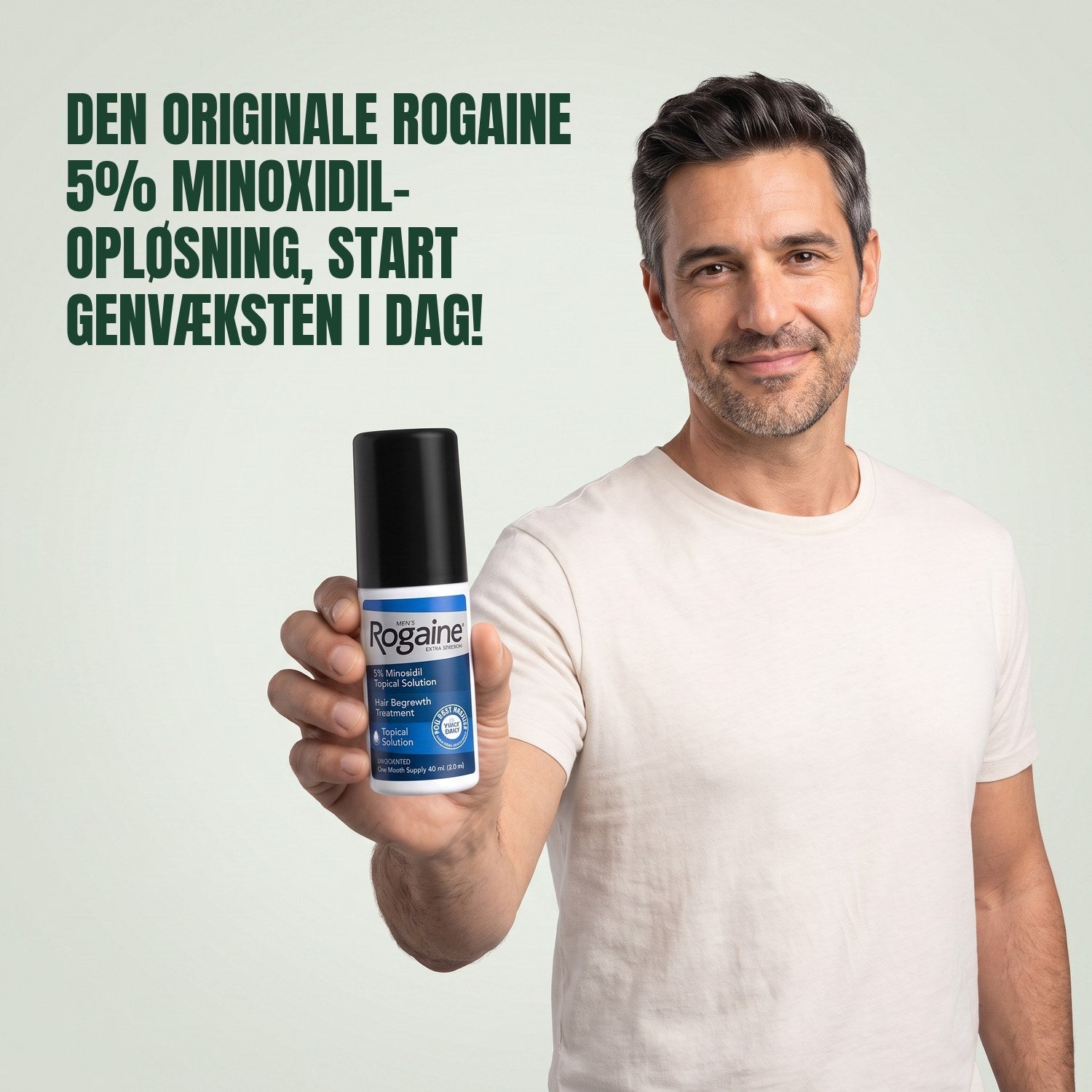 Mand holder en Rogaine 5% minoxidil opløsningsflaske mod en grøn baggrund
