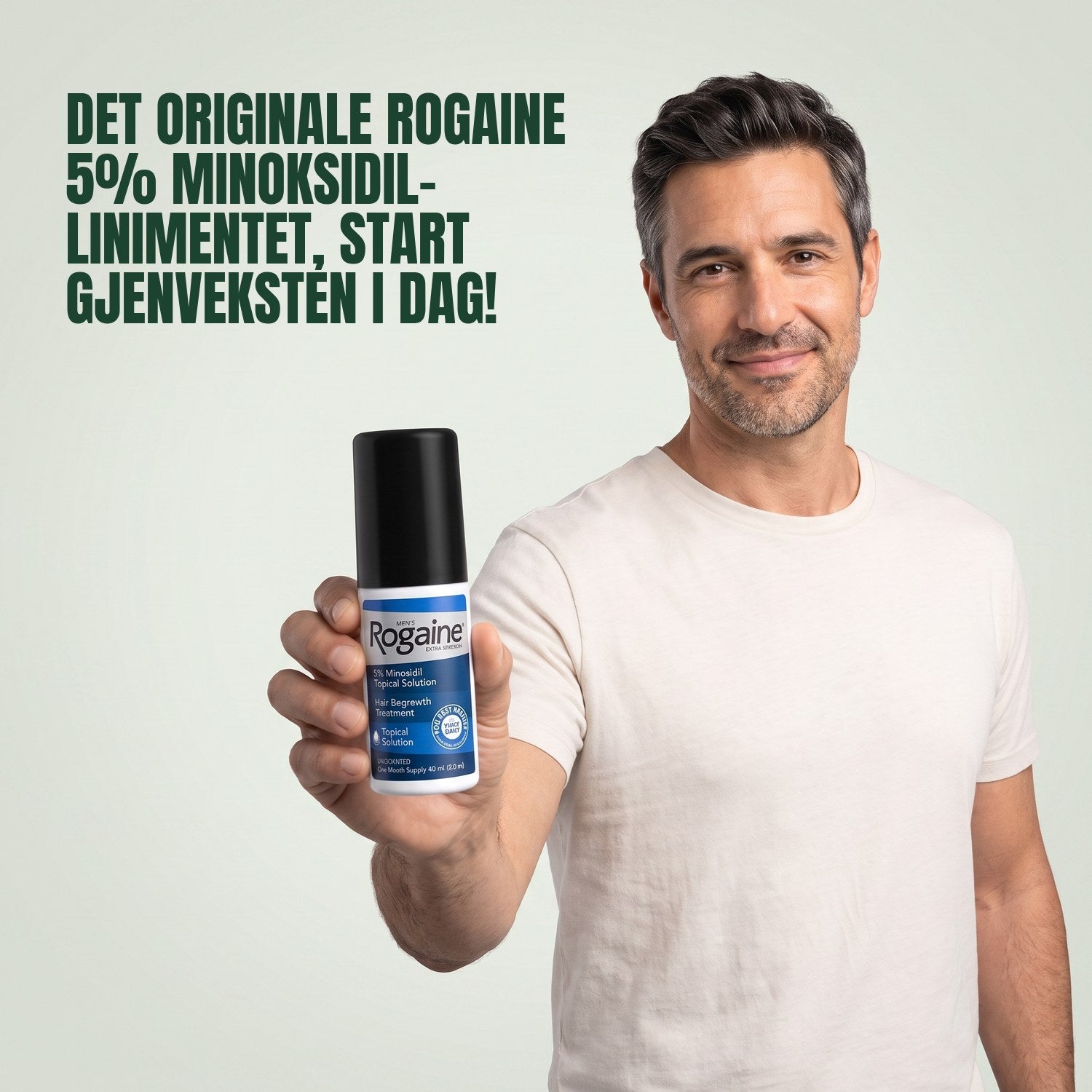 Mann som holder en flaske Rogaine 5 % minoksidilliniment mot en grønn bakgrunn