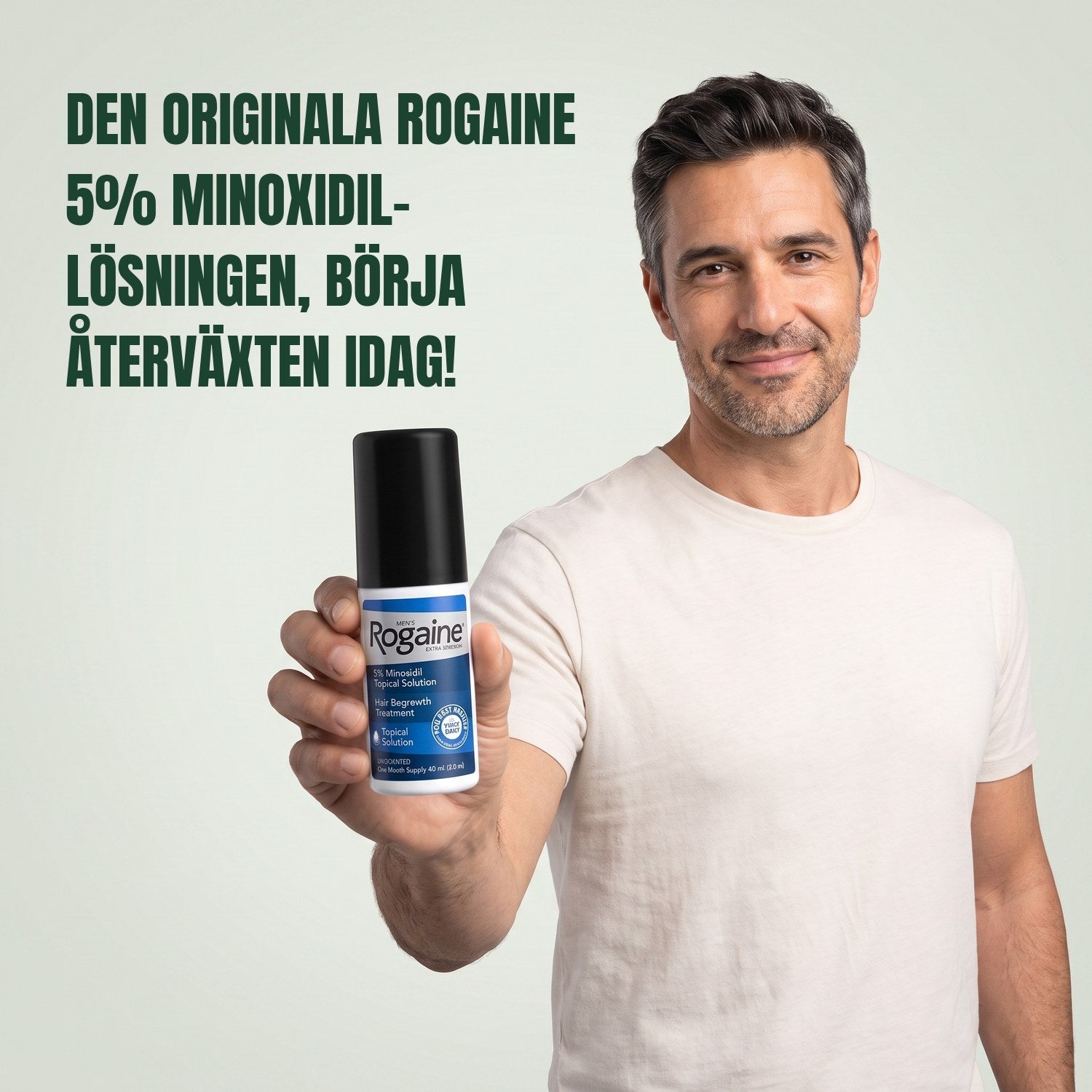 Man håller en flaska Rogaine 5% minoxidillösning mot en grön bakgrund