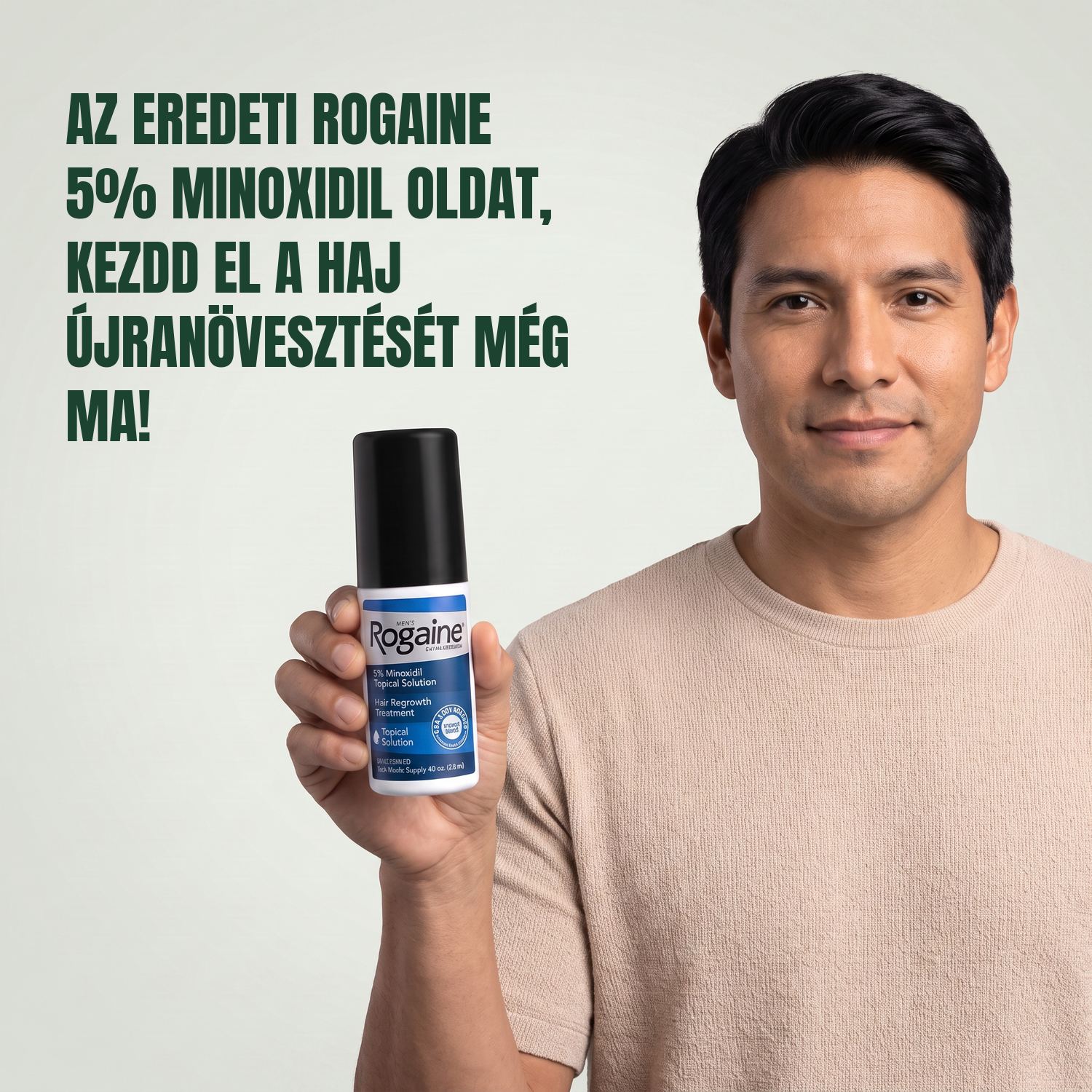 Férfi tartja a Rogaine 5% minoxidil oldat csomagját, zöld háttér előtt