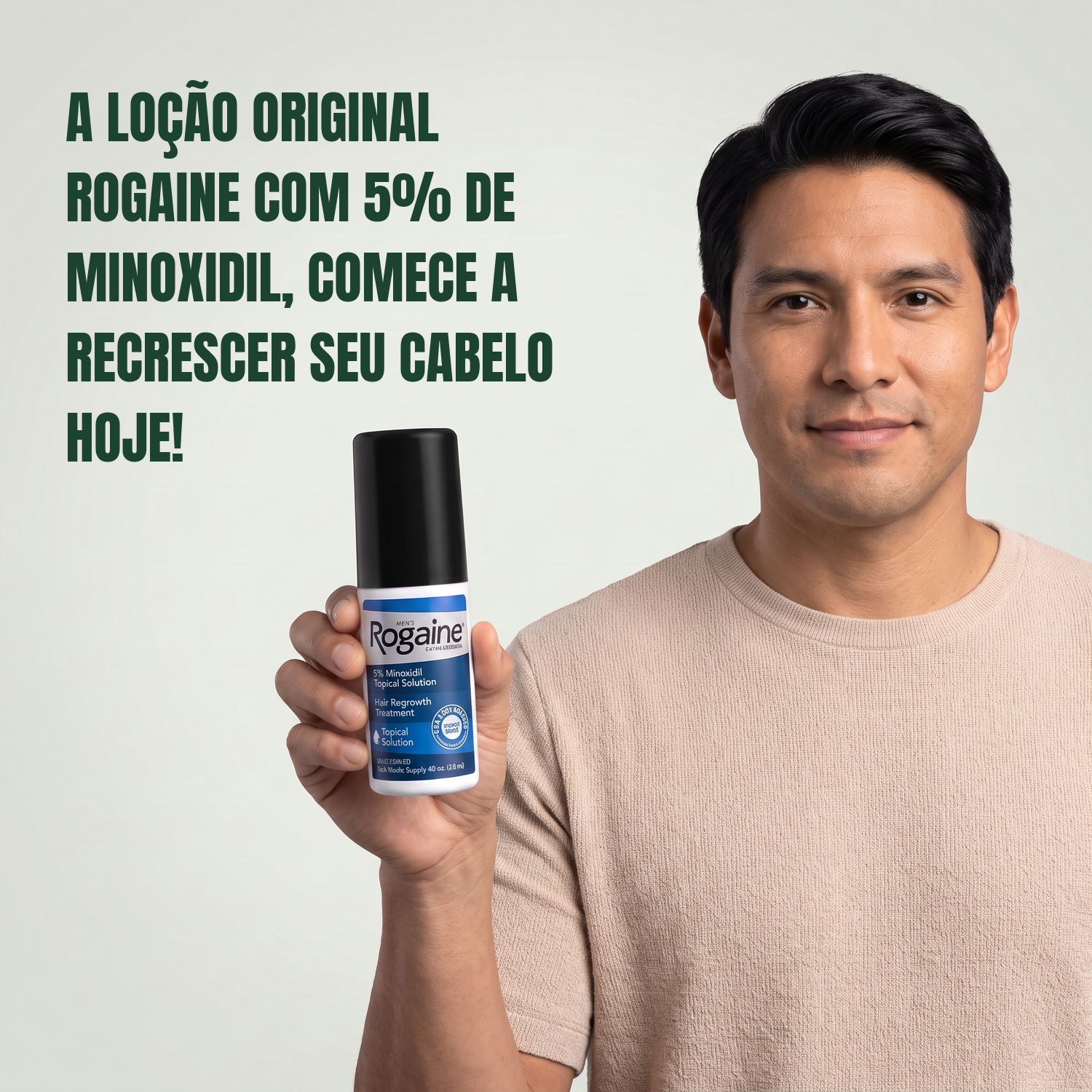 Homem segurando a embalagem da loção tópica Rogaine 5% minoxidil em fundo verde