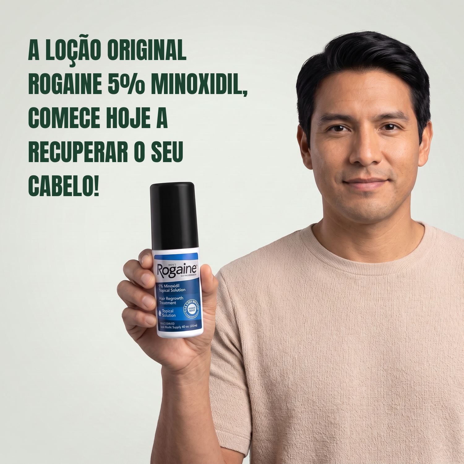 Homem segurando a embalagem da loção tópica Rogaine 5% minoxidil em fundo verde