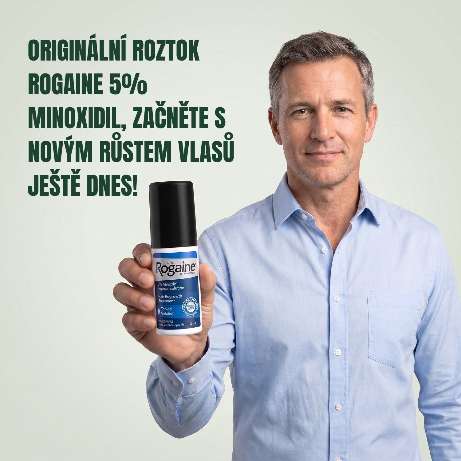 Muž drží krabičku roztoku Rogaine 5% minoxidil na zeleném pozadí