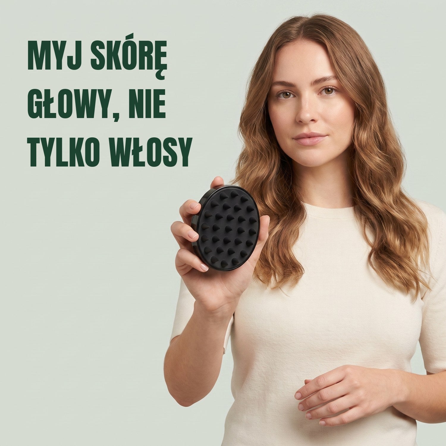 Kobieta trzyma szczoteczkę do masażu skóry głowy na zielonym tle
