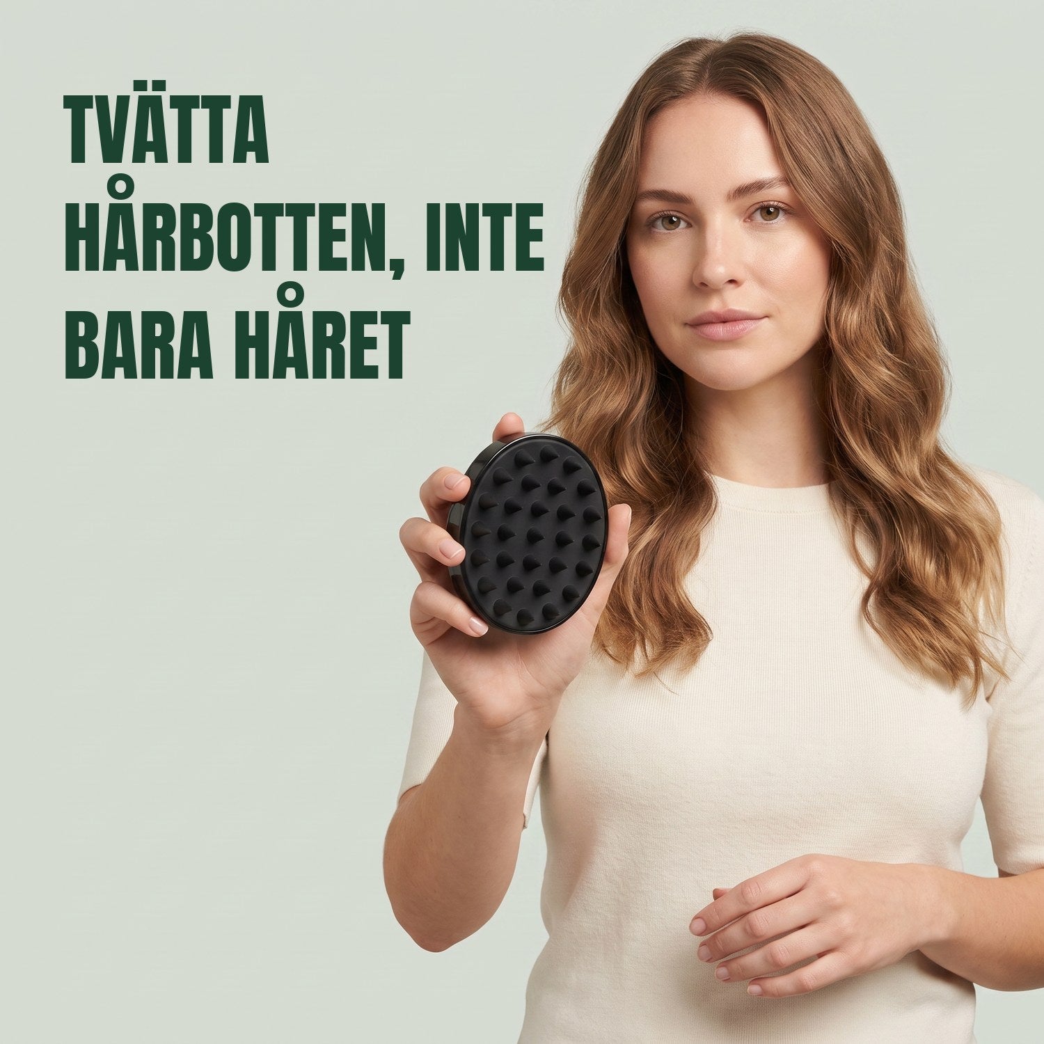 Kvinna som håller hårbottenmassageborsten mot en grön bakgrund
