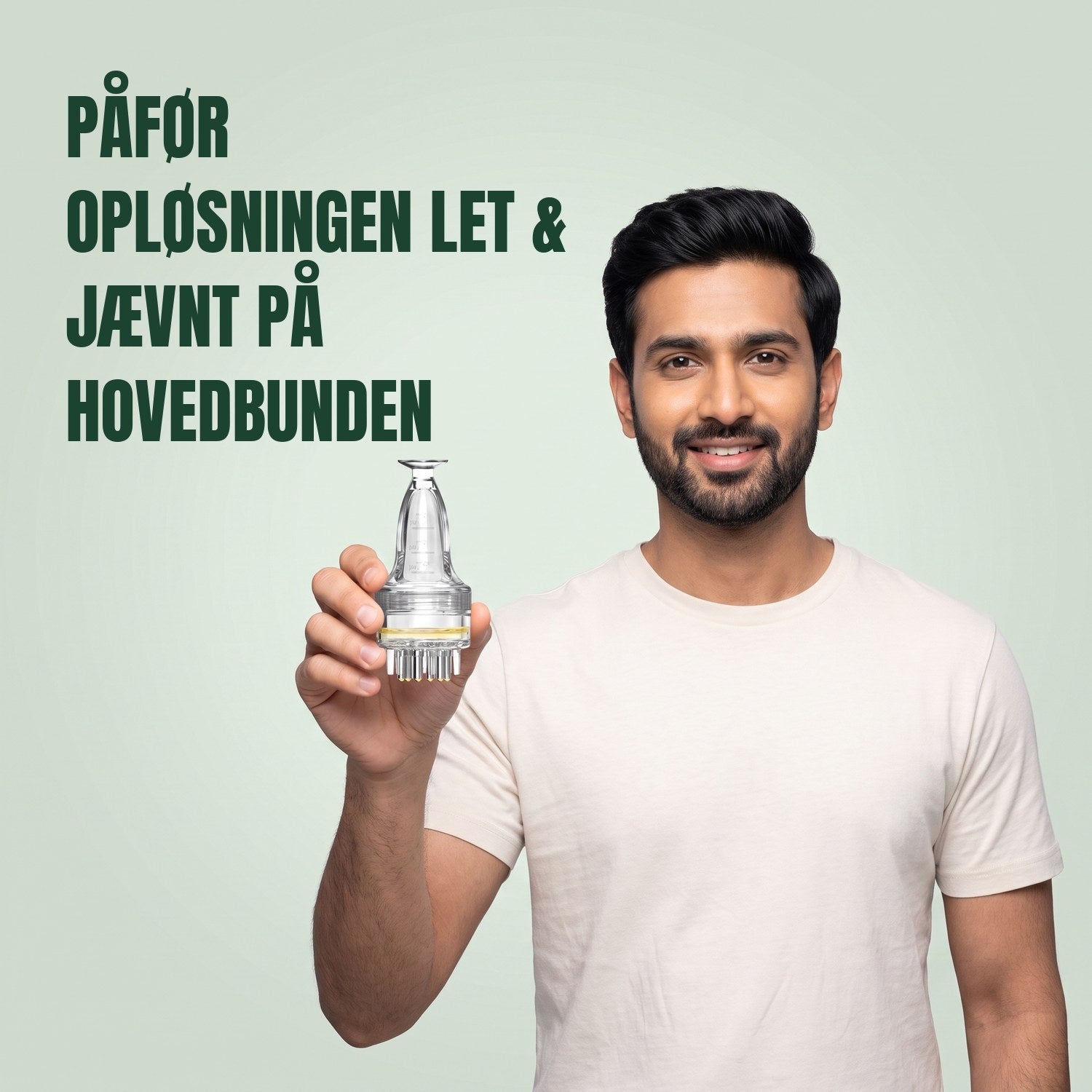 Mand holder en basic applikator til minoxidil-opløsning mod en grøn baggrund