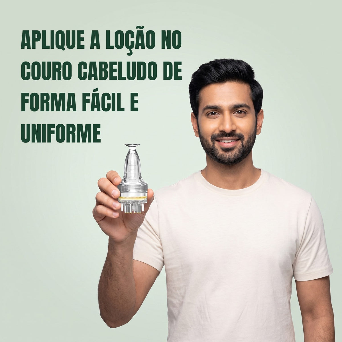 Homem segurando um aplicador básico de loção de minoxidil contra um fundo verde