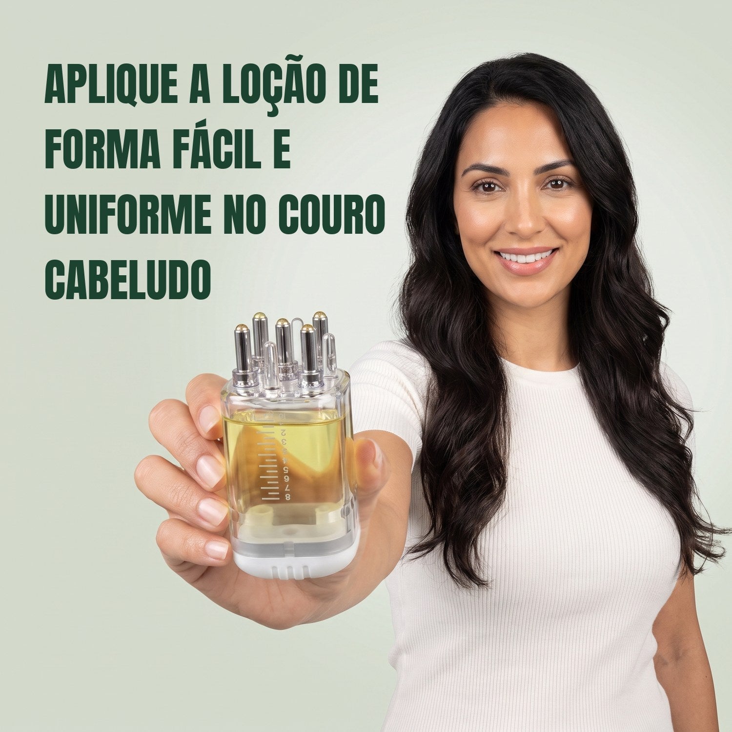 Mulher a segurar um aplicador premium de loção de minoxidil sobre fundo verde